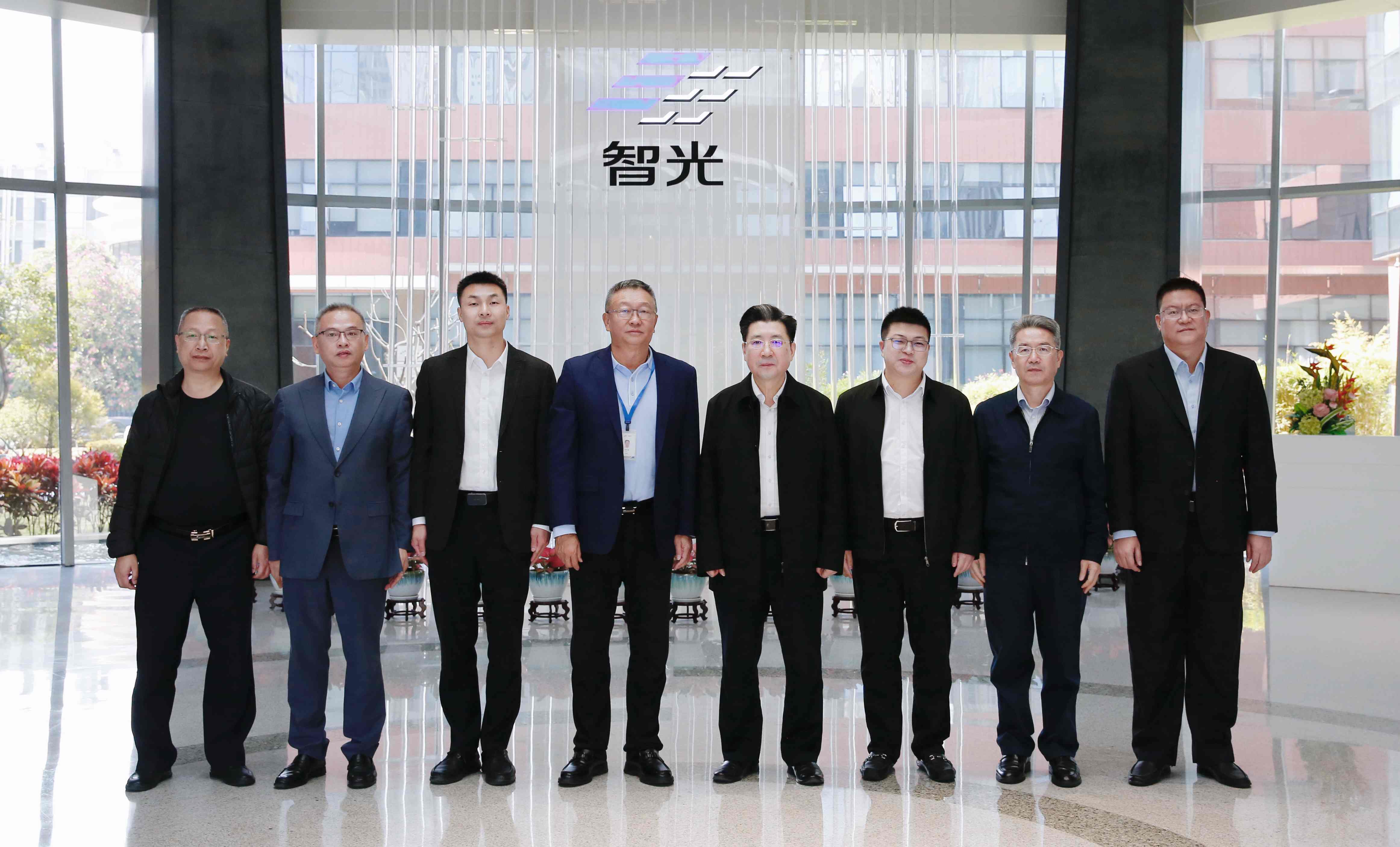 梅州市委副书记、市长王晖一行莅临智光电气调研交流